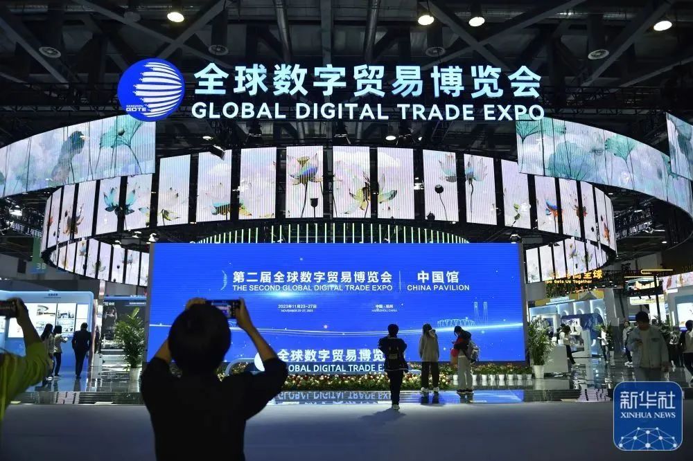 颠覆傳(chuan)統飼喂模式(shi)？鐵騎力(li)士在(zai)全球數(shu)貿會上實力(li)“圈粉”